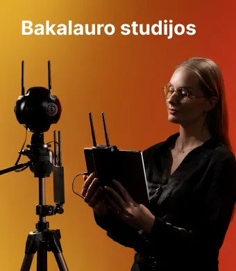KTU Statybos ir architektūros fakulteto studentė dirba su įrašymo ir matavimo įranga geltoname dekoratyviame fone. Fakultete siūlomos bakalauro studijos. Rinkis KTU bakalauro studijas.