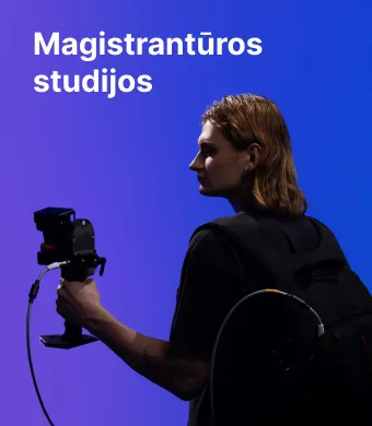 KTU Statybos ir architektūros fakulteto studentas dirba su skaitmenine matavimo įranga mėlyname dekoratyviame fone. Rinkis KTU magistrantūros studijas SAF.