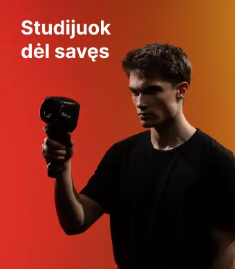 KTU Statybos ir architektūros fakulteto studentas naudoja termovizinį matuoklį raudoname ir geltoname dekoratyviame fone. Kairėje šūkis „Studijuok dėl savęs“, kviečiantis rinktis studijas KTU Statybos ir architektūros fakultete.