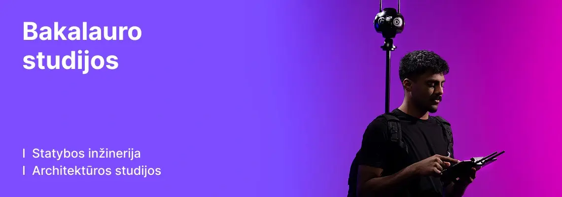 KTU Statybos ir architektūros fakulteto studentas dirba su matavimo įranga violetiniame ir rožiniame dekoratyviame fone. Fakultete siūlomos bakalauro studijos: Statybos inžinerija, Architektūros studijos. Rinkis KTU bakalauro studijas.