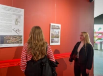 Merginos prekybos centre apžiūrinėja KTU architektūros magistrų baigiamųjų darbų parodą